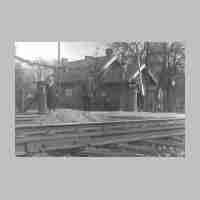 020-0079 Kapkeim Mai 1933. Der beschrankte Bahnuebergang. Im Bild Frau Kowalski .JPG